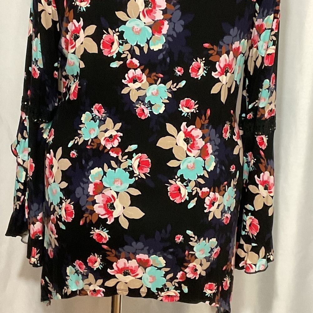 Woman’s Gently Used Relativity Tunic - Picture 8 of 12